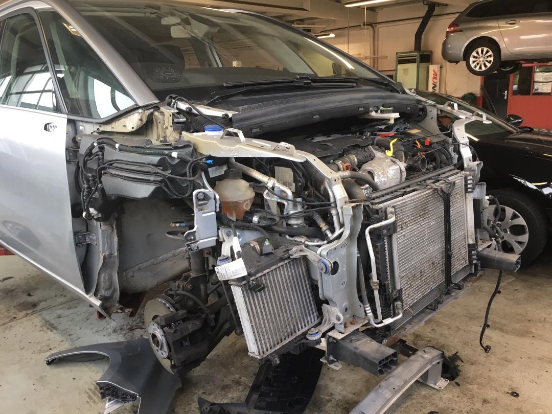 Skadecenter i herning Bilen er adskilt og de ødelagte dele afmonteret