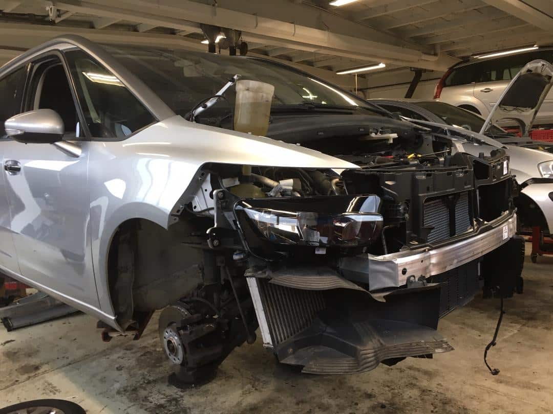 Skade 3 Bilen er i gang med at få monteret nye dele